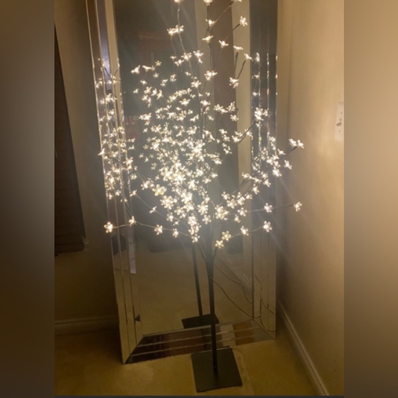 🌸NEW CHERRY BLOSSOM TREE INDOOR OUTDOOR 5 FOOT LED WITH BOX. CAN USE TO DECOR. - Picture 2 of 16